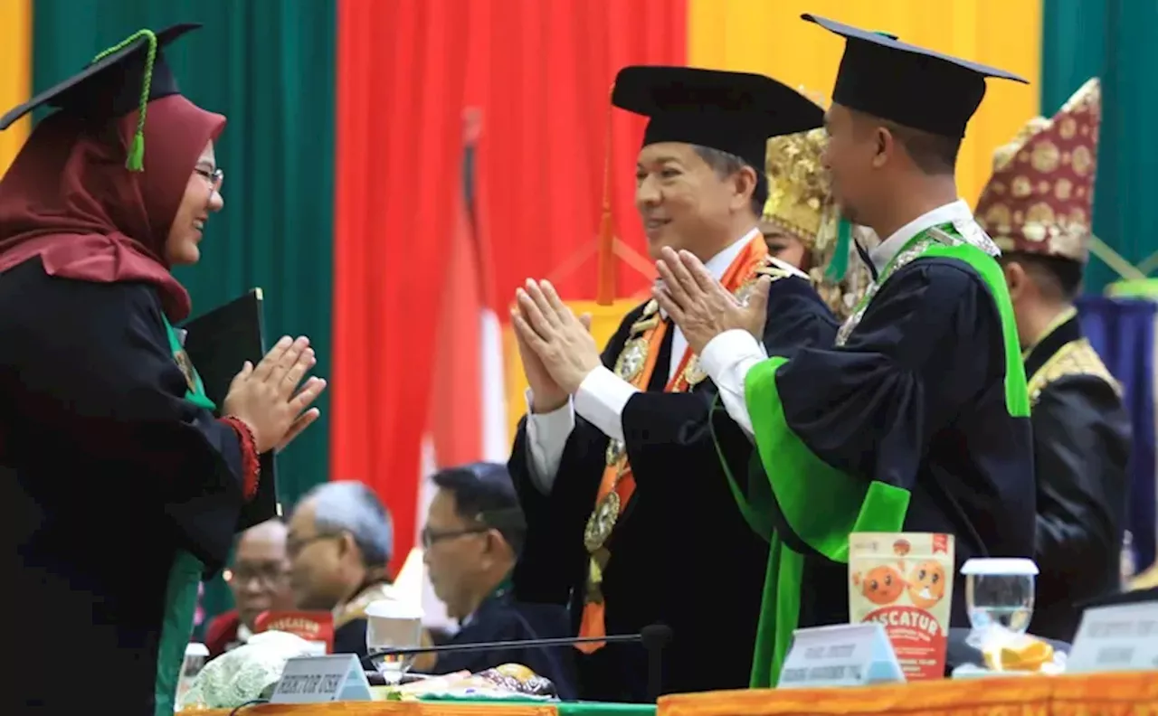 1.691 Lulusan USK Diwisuda, 8 di antaranya Mahasiswa Asal Luar Negeri