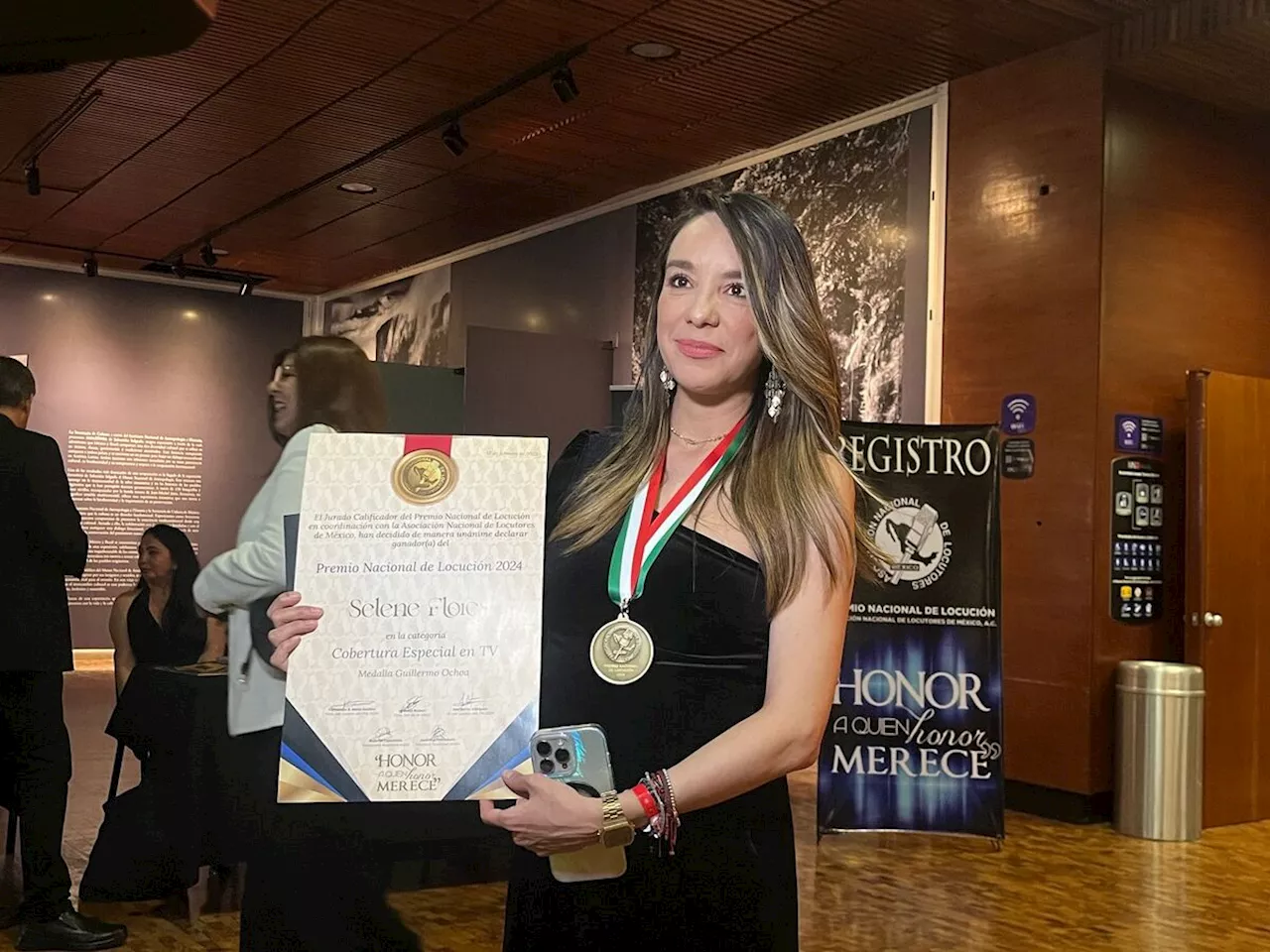 Selene Flores recibe medalla 'Guillermo Ochoa' por su destacada cobertura