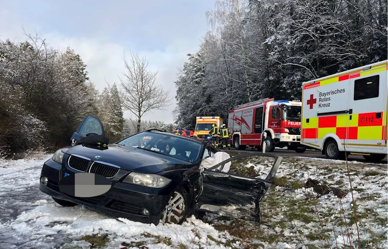 Alkohol-Unfall in Neunburg: BMW-Fahrerin (39) in Wrack eingeklemmt