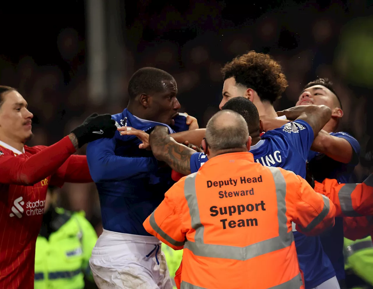 Everton-Liverpool Derby endet in Eskalation: Rote Karten, Rudelbildung und Rassismus