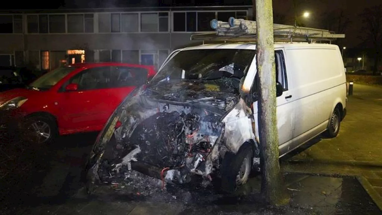 Brand in dakdekkerbusje in Den Bosch, politie vermoed brandstichting