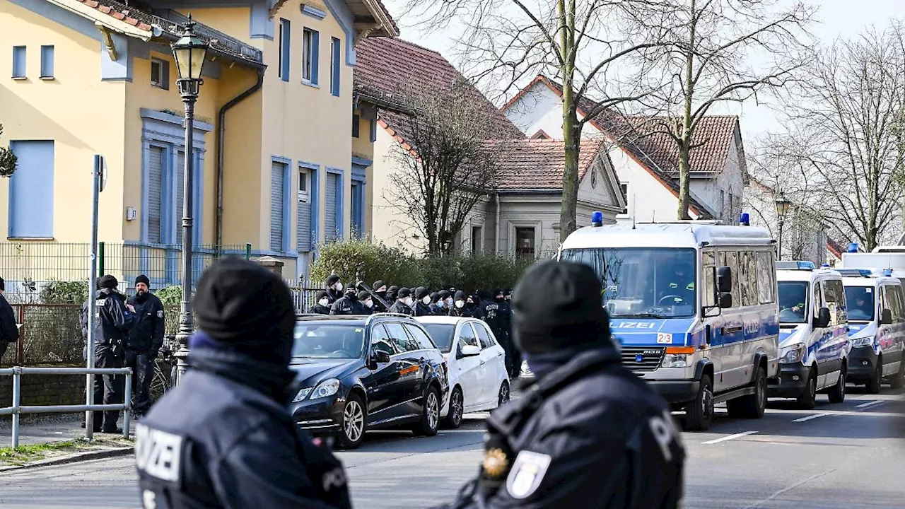 Mitglied eines Berliner Clans wegen Angriff auf Polizistin vor Gericht