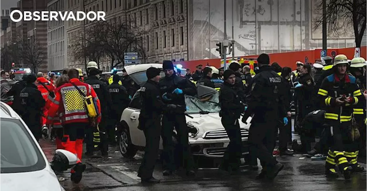 Carro Abalroar Pessoas em Protesto em Munique, Alemanha