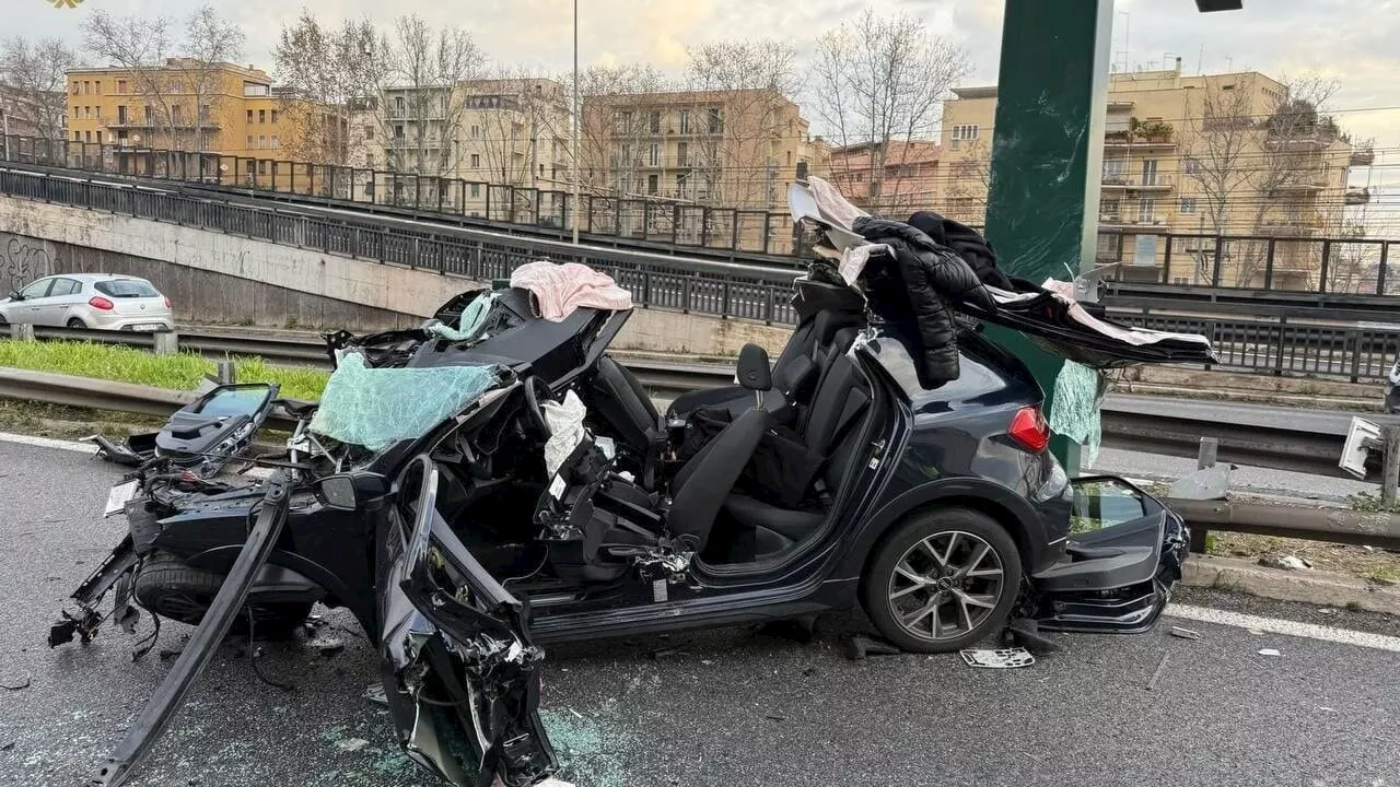 Incidente sulla Salaria: due ragazze ribaltate in auto, gravi condizioni