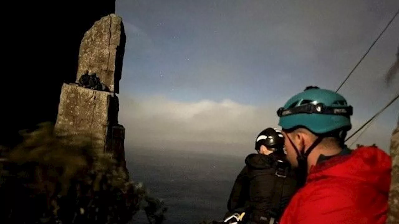 Zwei Kletterer am Totem Pole in Tasmanien vor schwindelerregender Rettung