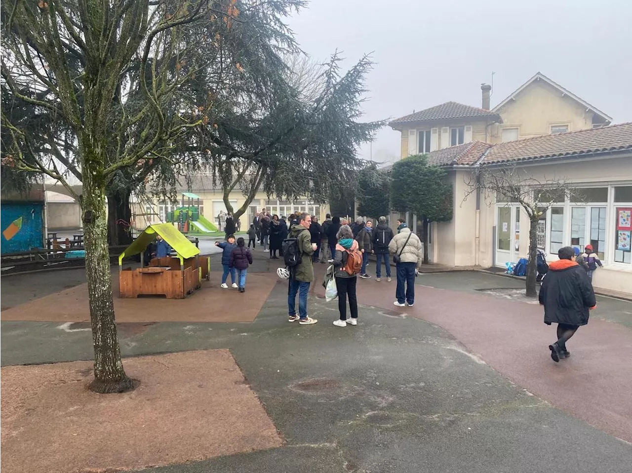 Gironde : à Bègles, des parents d’élèves « occupent » la cour de l’école maternelle