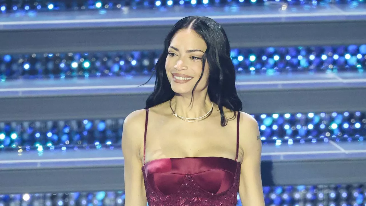 Elodie a Sanremo 2025: il look della seconda serata con boa, pailletes e frange