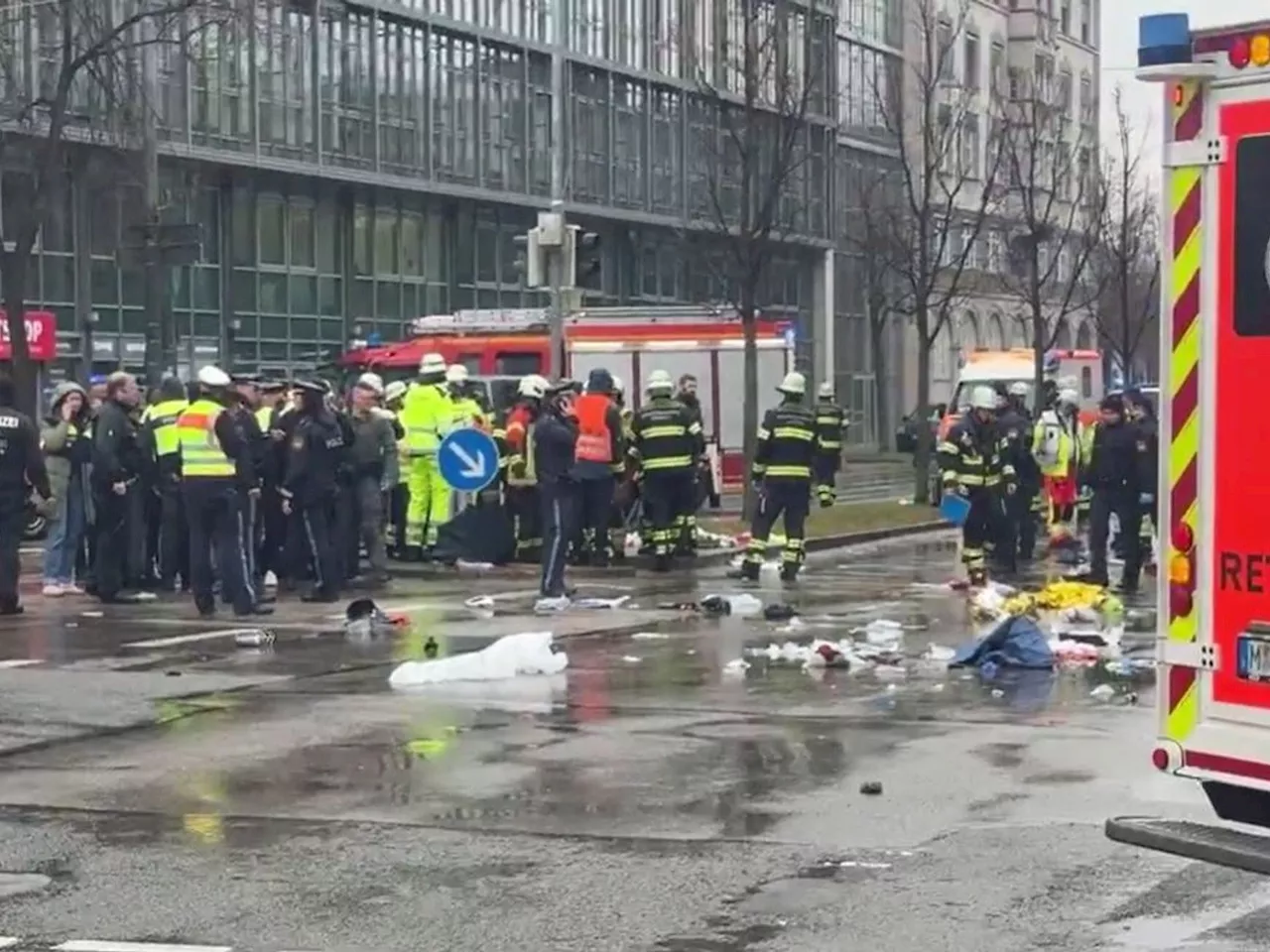 Auto fährt in München in Menschengruppe