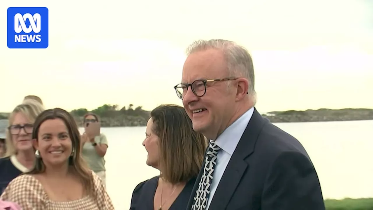 Federal politics live: PM heckled by anti-offshore wind protesters in Illawarra