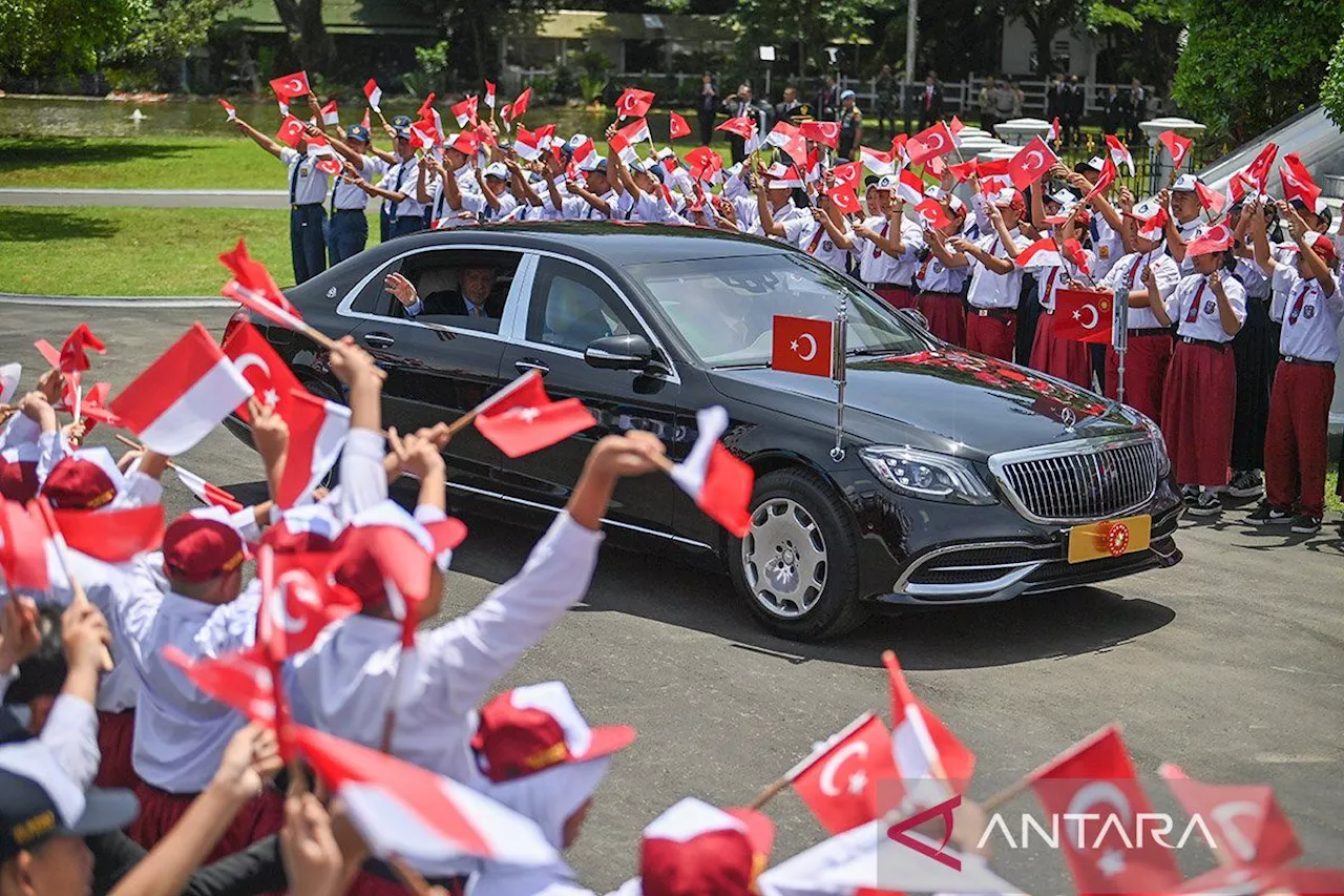 Erdogan Terharu dengan Sambutan Hangat Warga Indonesia