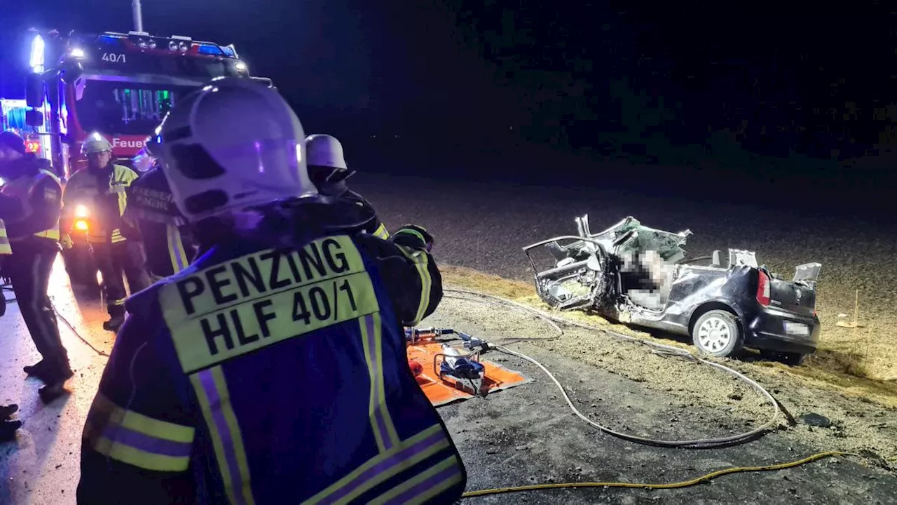 Schwerer Unfall bei Penzing: Ein Autofahrer wird in seinem Fahrzeug eingeklemmt und schwer verletzt.