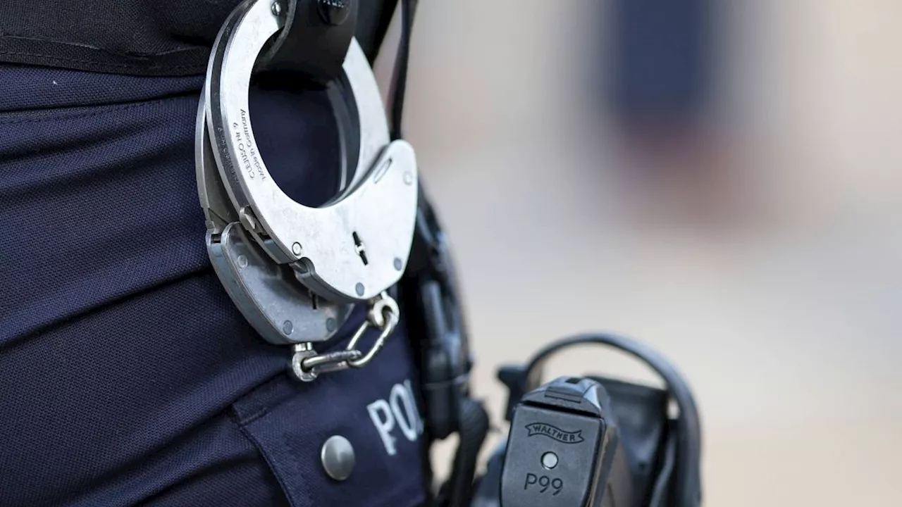 Fahrer flcht vor Polizei, wird nach Verfolgungsjagd festgenommen