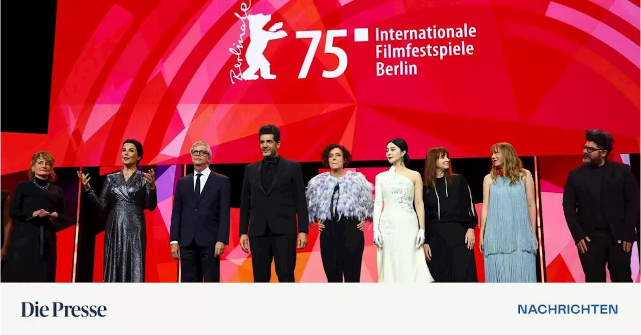 Viel Schwarz, viel Weiß und ein Protestkleid zur Eröffnung der 75. Berlinale