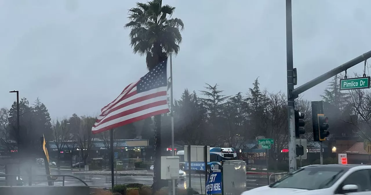 Potente Tormenta Azóta California, Generando Daños y Cierre de Carreteras
