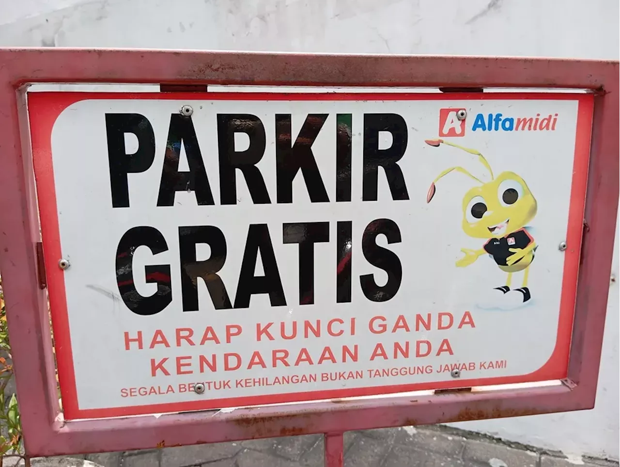 Balada ”Setan-setan” Parkir di Surabaya