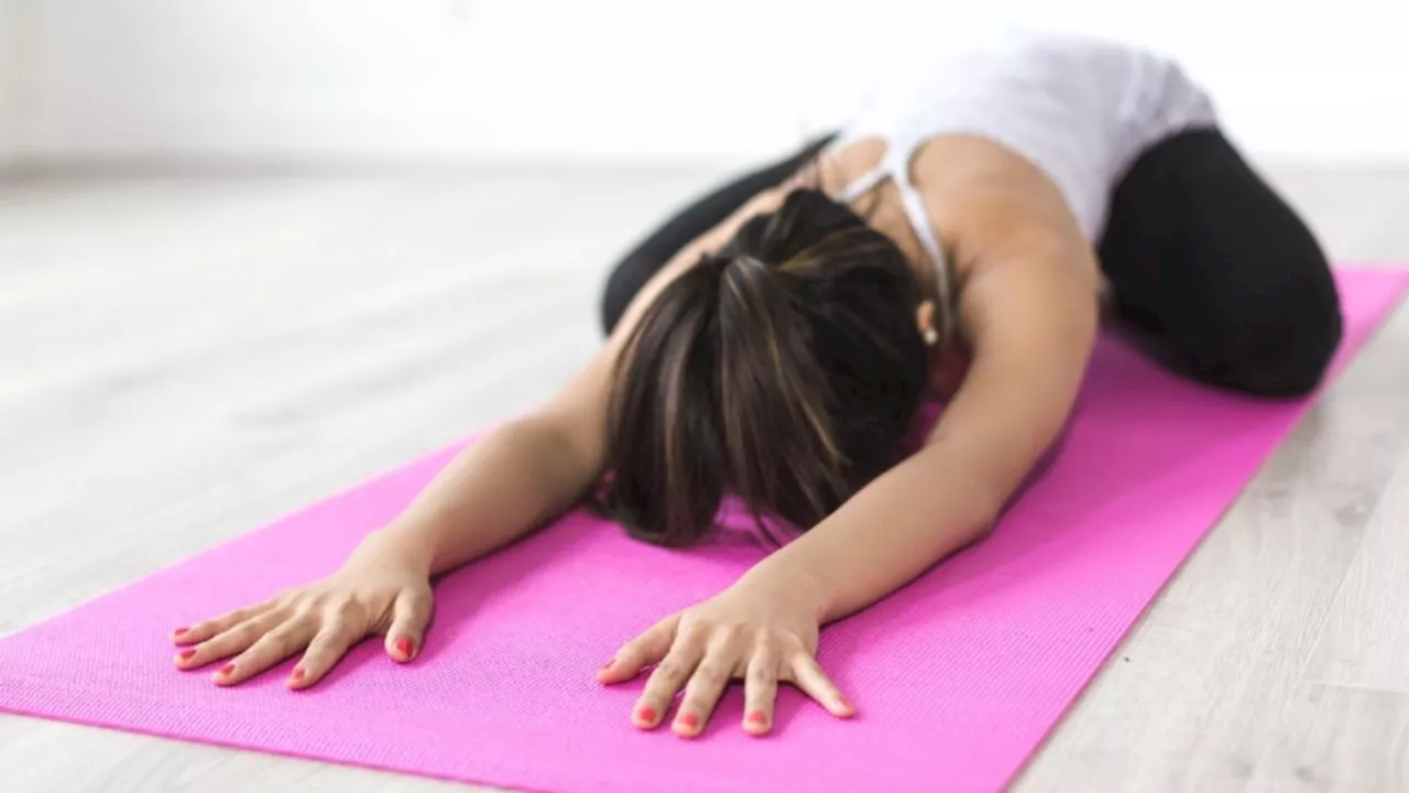 Yoga Restaurativo: La Postura Fetal que Alivia el Dolor y Te Da Más Energía