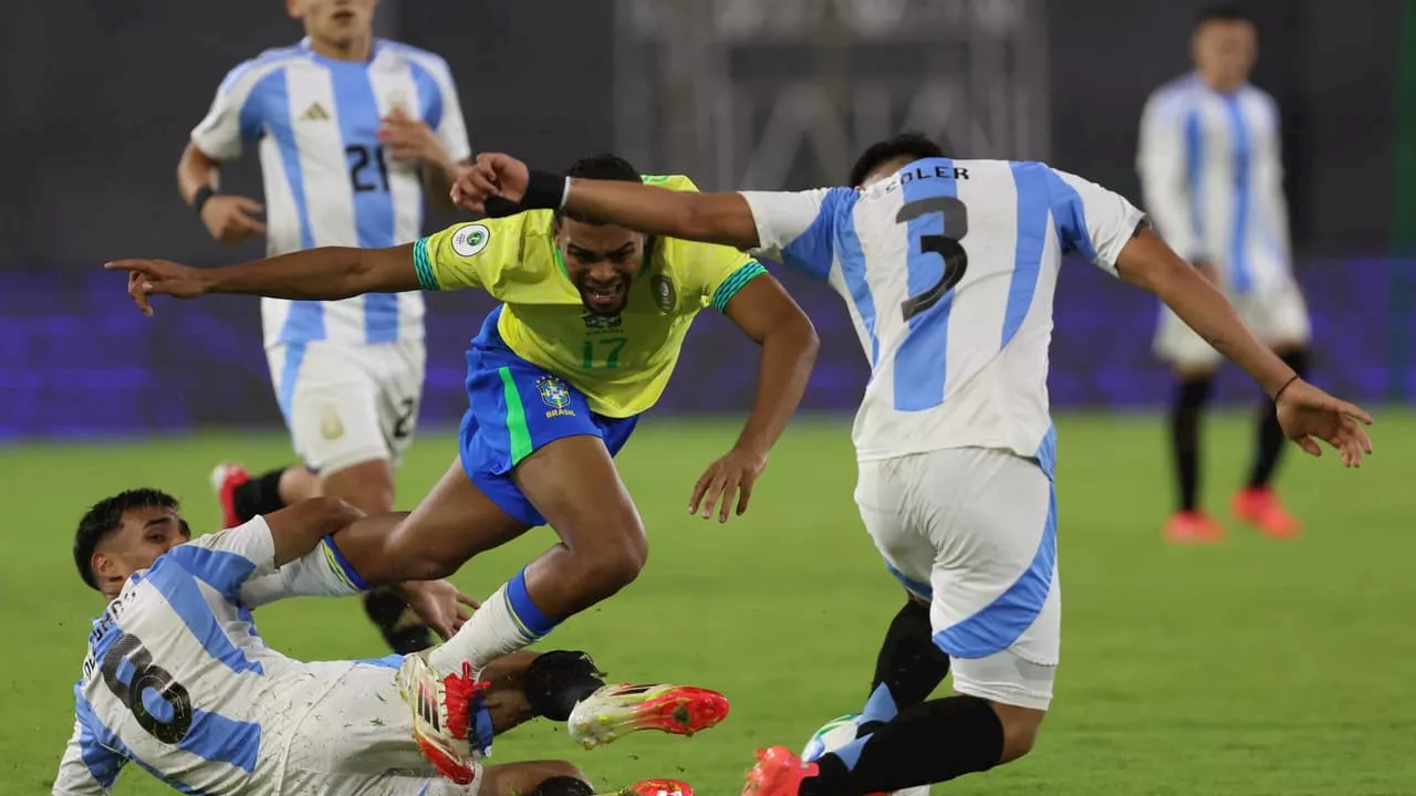 Brasil e Argentina empatam no Sul-Americano Sub-20 e clássicos termina em confusão