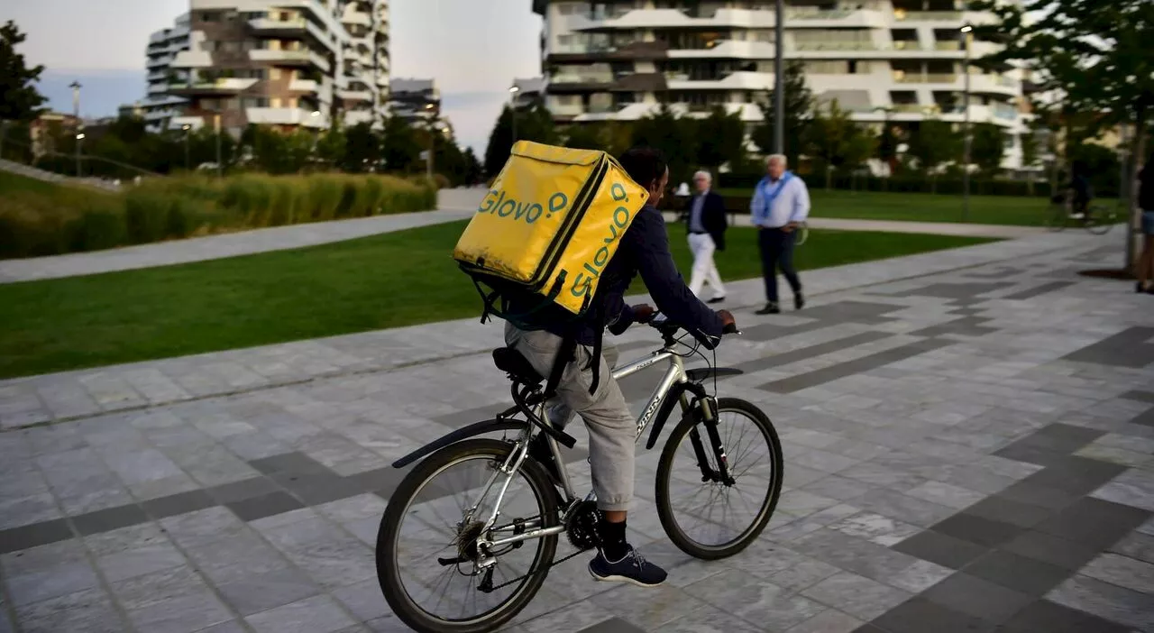 Rider Glovo aggredito a Milano per ritardo consegna