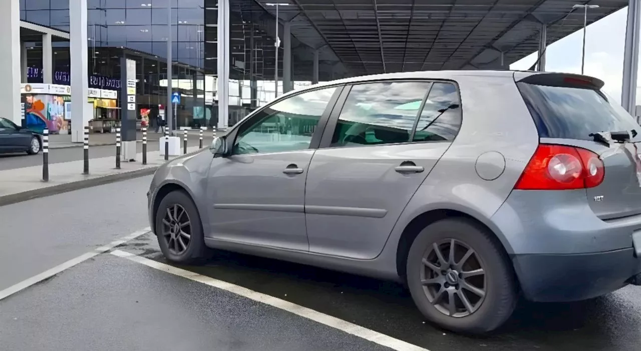 Volkswagen Golf abbandonata all'aeroporto di Berlino per un anno: il conto è di oltre 200mila euro