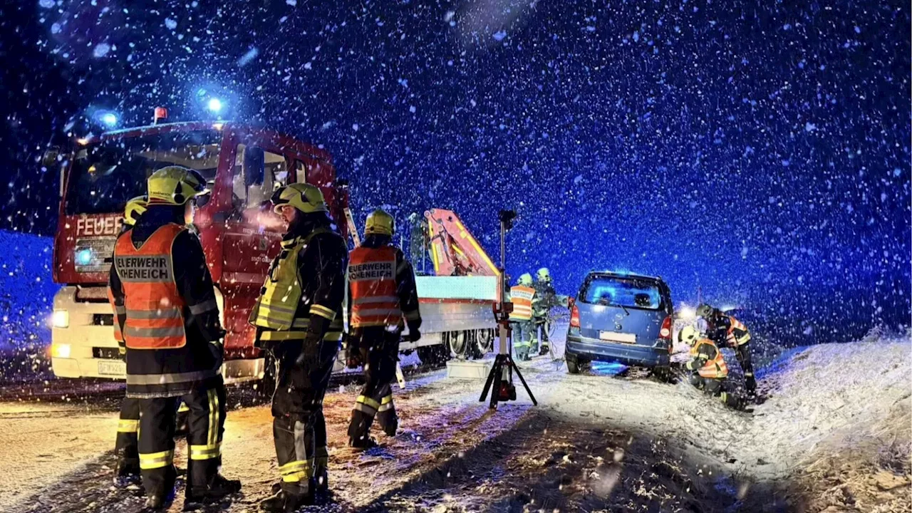 B41: Fahrzeug rutschte im dichten Schneetreiben von Straße