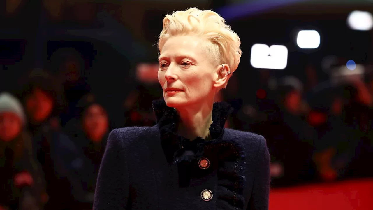 Tilda Swinton erhält Goldenen Ehrenbären und hält politische Rede bei Berlinale