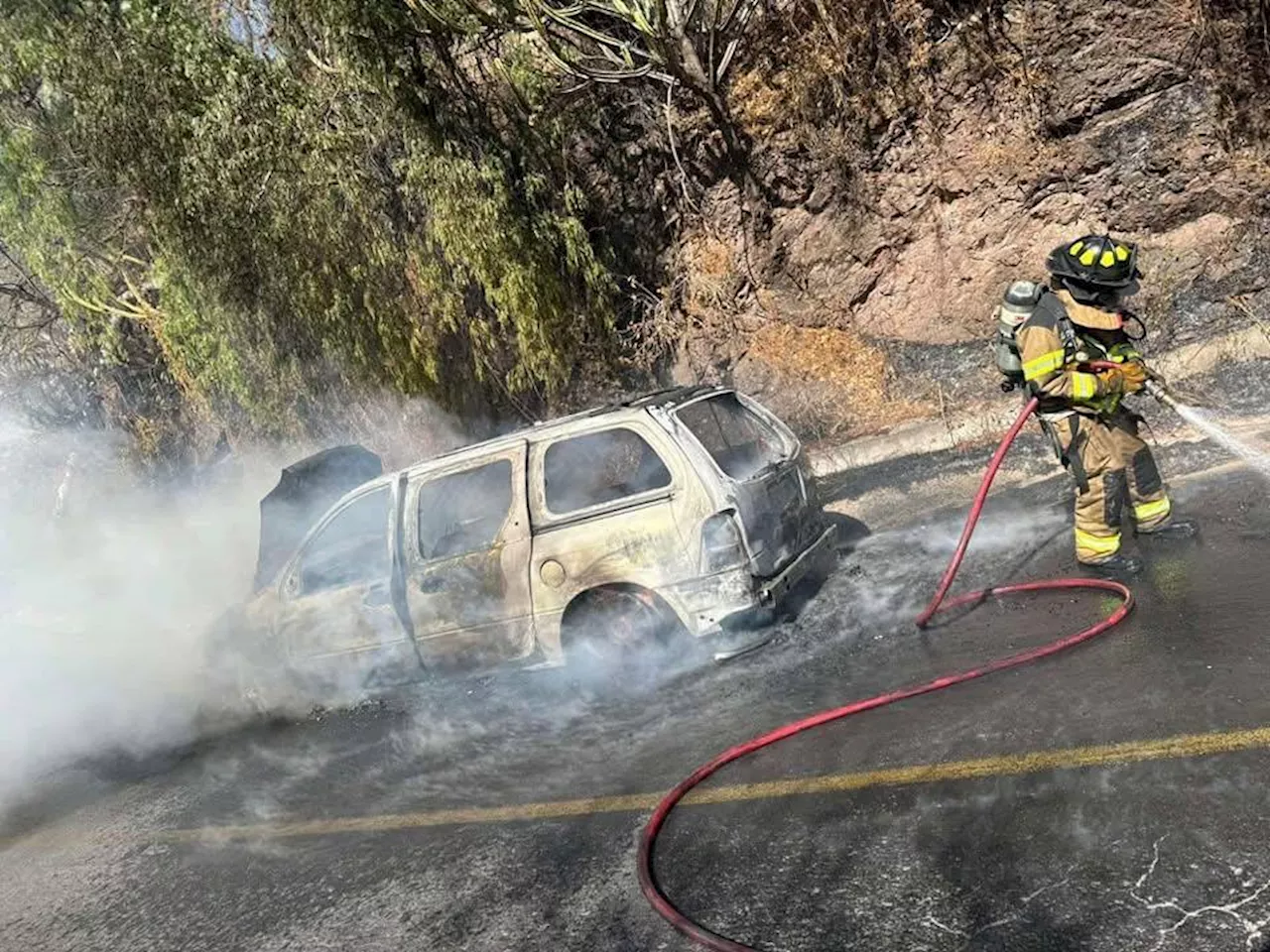 Camioneta se incendia dos veces en Valenciana y queda calcinada en Guanajuato capital