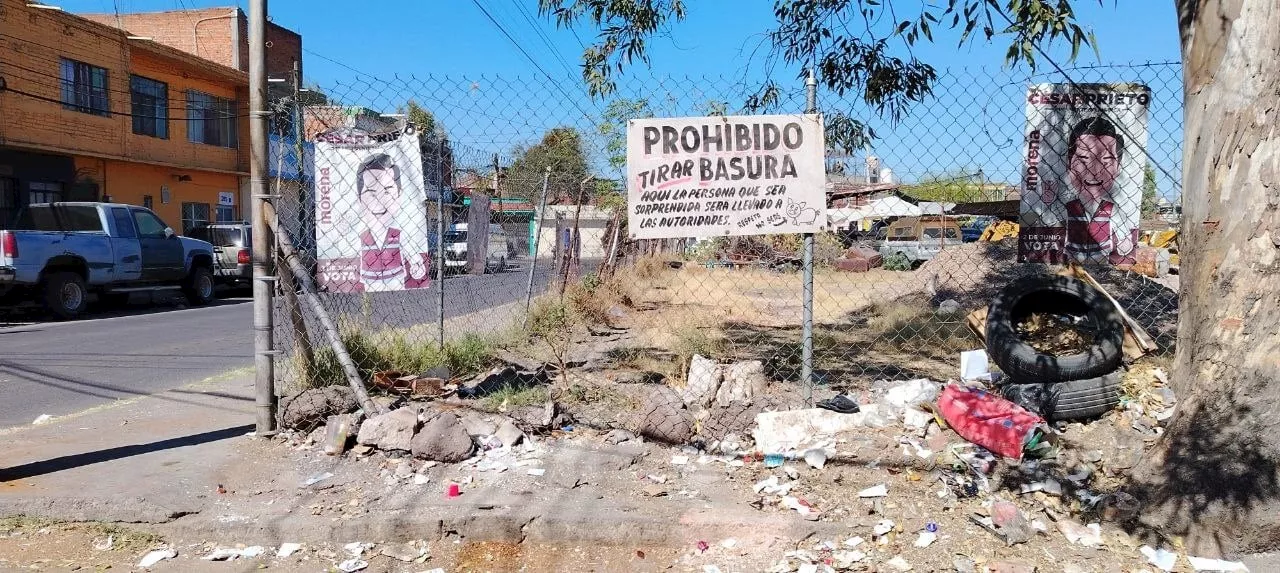 Vecinos de Guanajuato denuncian esquina como basurero