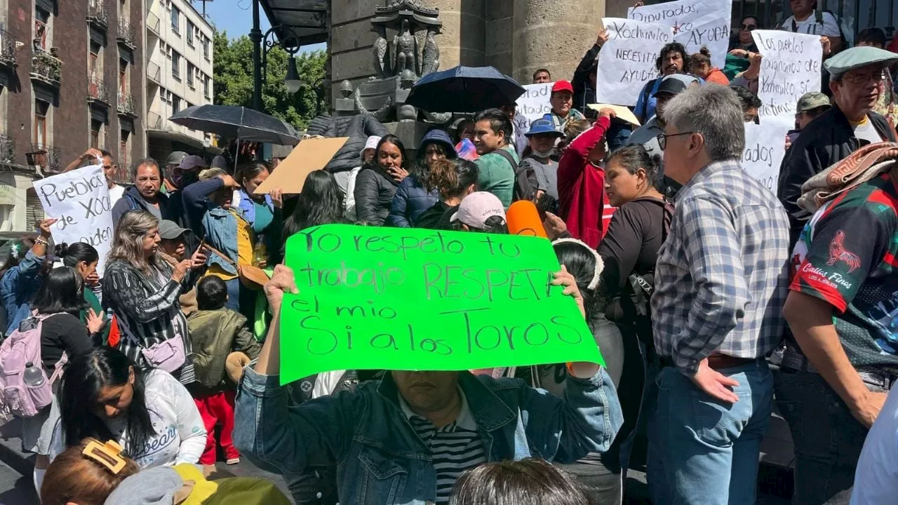 Taurinos y galleros protestan contra la iniciativa para prohibir corridas de toros y peleas de gallos