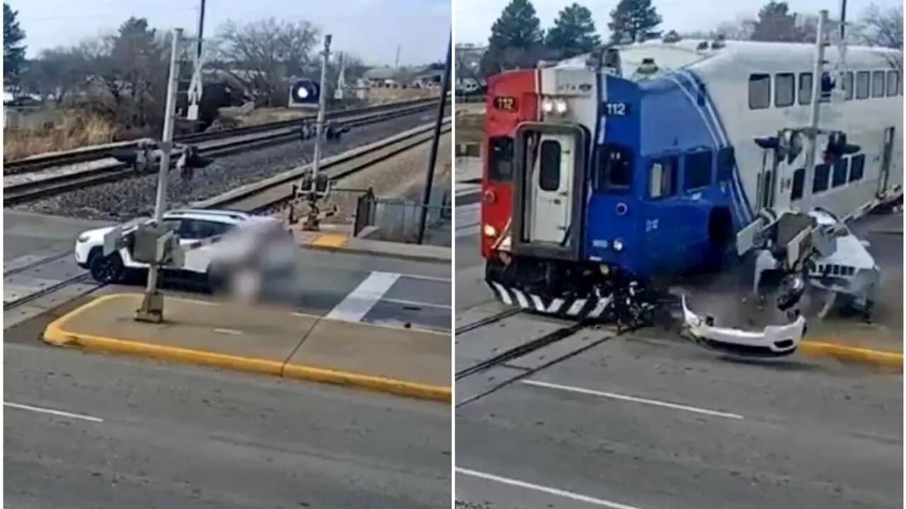 Il suv resta bloccato sui binari e il treno lo travolge: l'autista scende poco prima dell'impatto