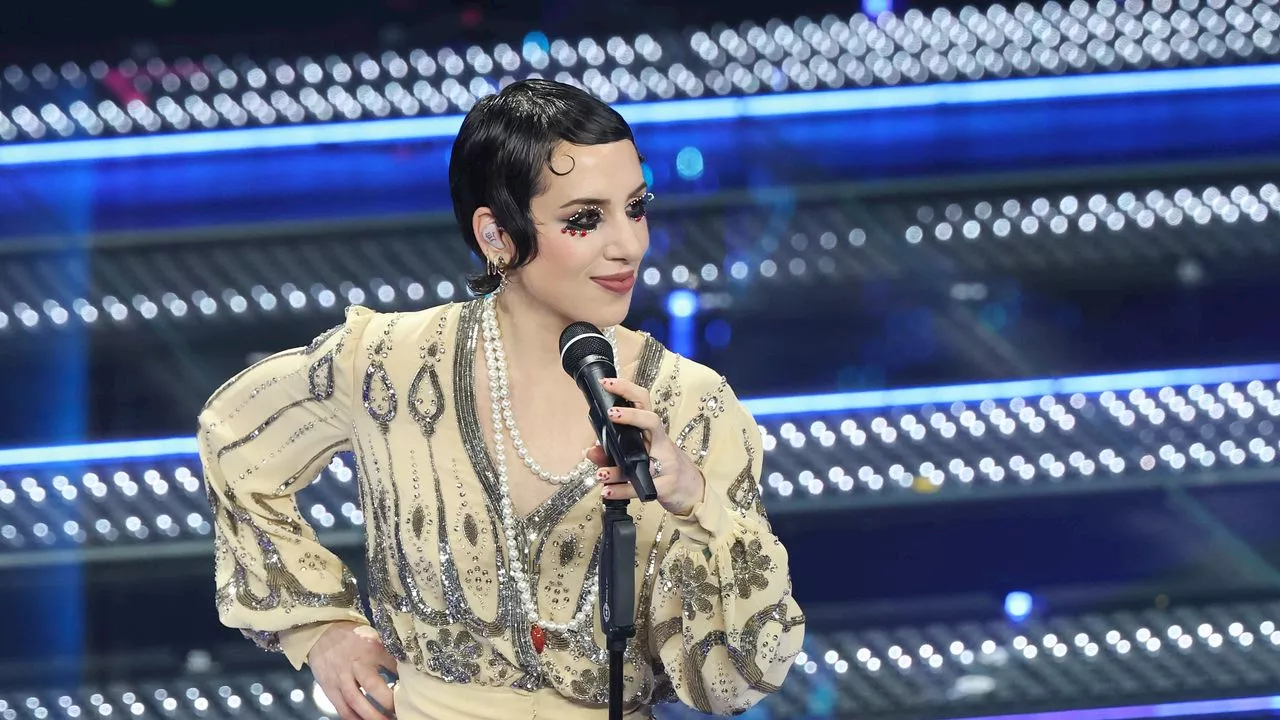 California dei Coma Cose dopo Liza Minnelli, grazie al trucco, diventa Joséphine Baker a Sanremo 2025