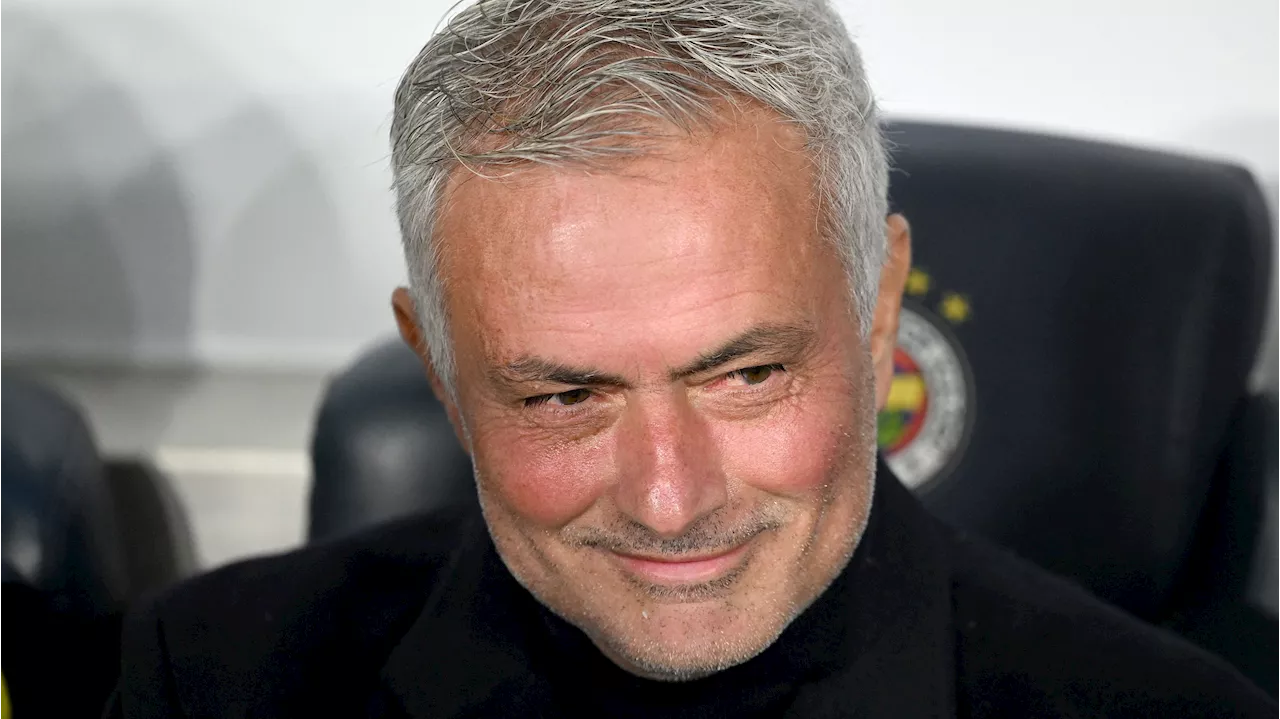 José Mourinho krijgt na afloop plotseling een cadeau van tegenstander en toont het lachend