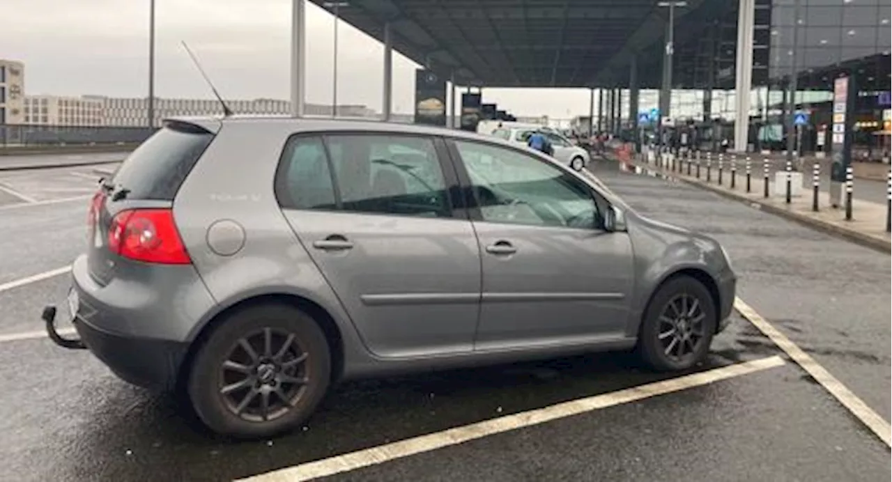 Mistero nel parcheggio aeroportuale di Hannover: una Golf abbandonata da oltre un anno