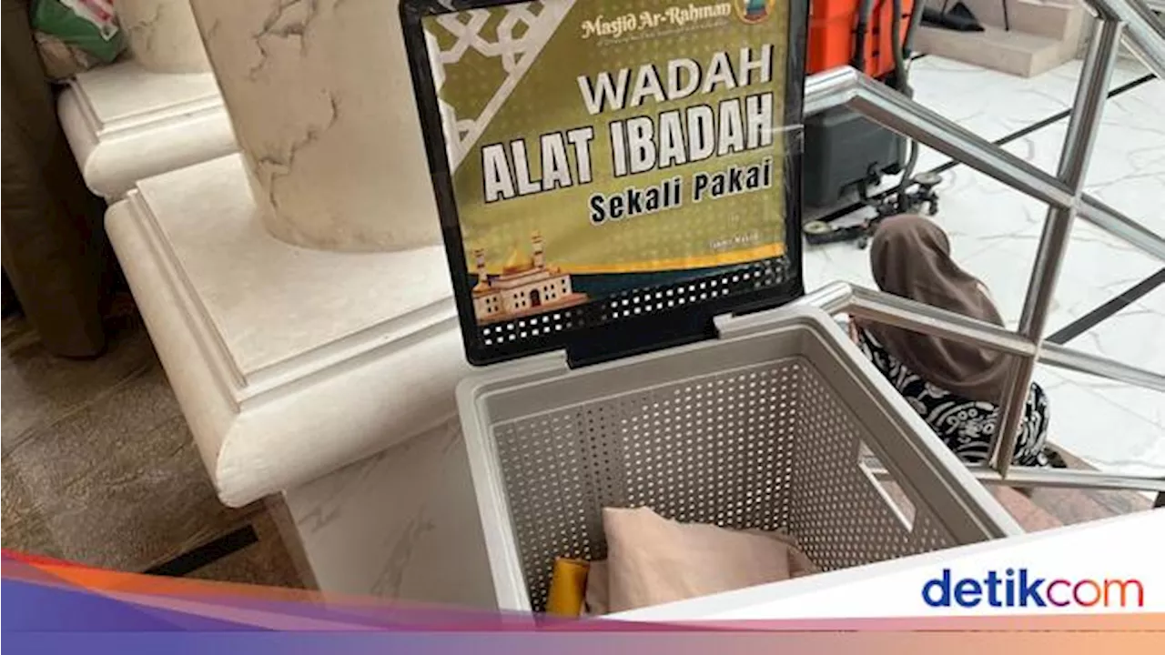 Sekali Pakai, Mukena di Masjid Ini Langsung Diganti Tiap Waktu Salat