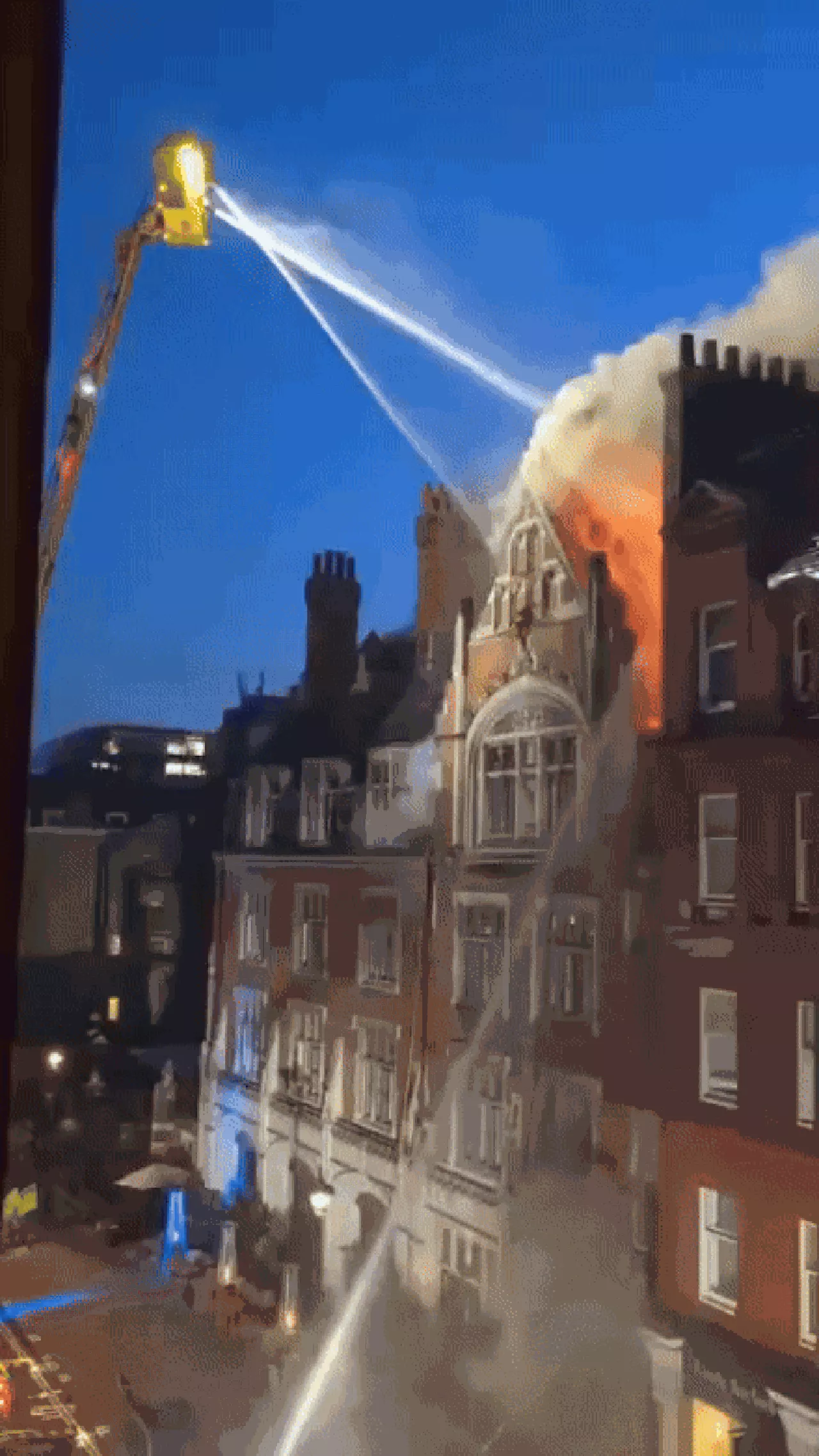 Incêndio no Chiltern Firehouse em Londres força evacuação de mais de 100 pessoas