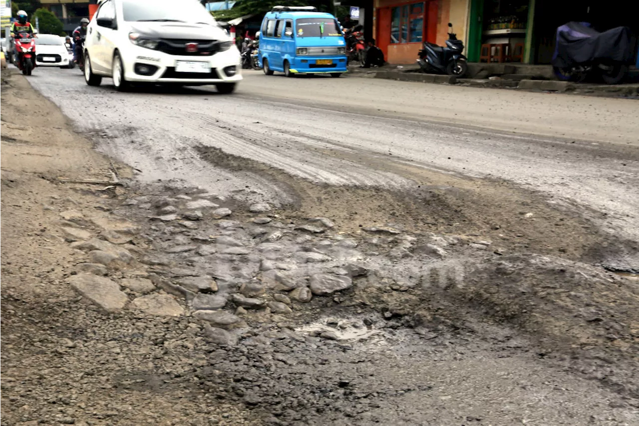 Pengusaha Angkot Semarang Merugi Jutaan Rupiah Gegara Jalan Berlubang