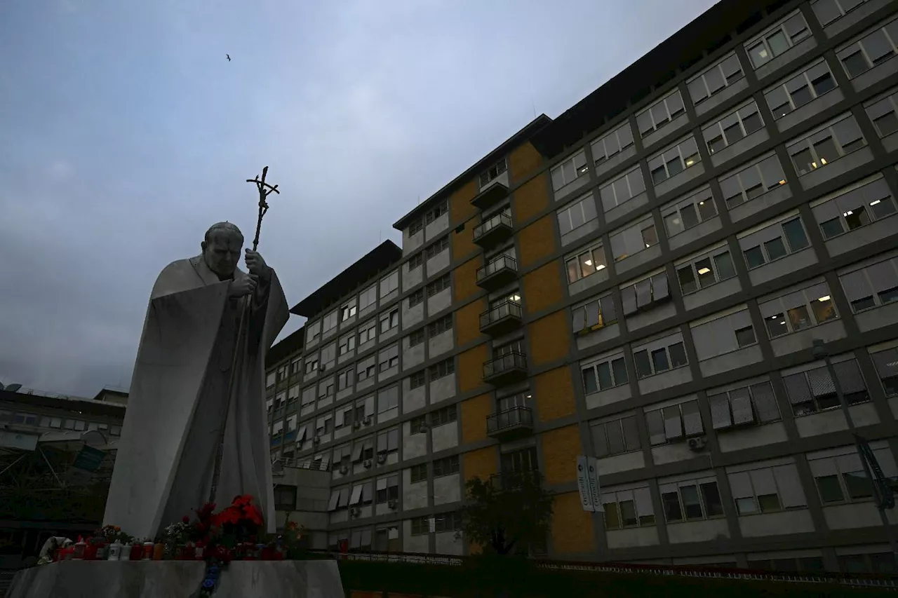 Le pape François hospitalisé pour une bronchite