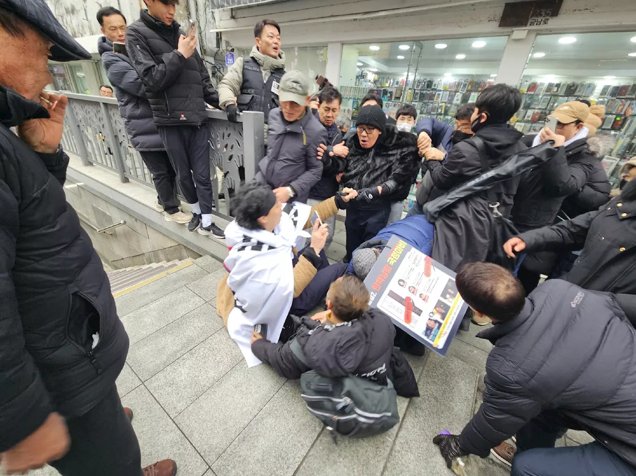 “어디라고 여길 와” vs “집회의 자유 보장하라”…무등빌딩 앞, 탄핵 찬반 세력 충돌