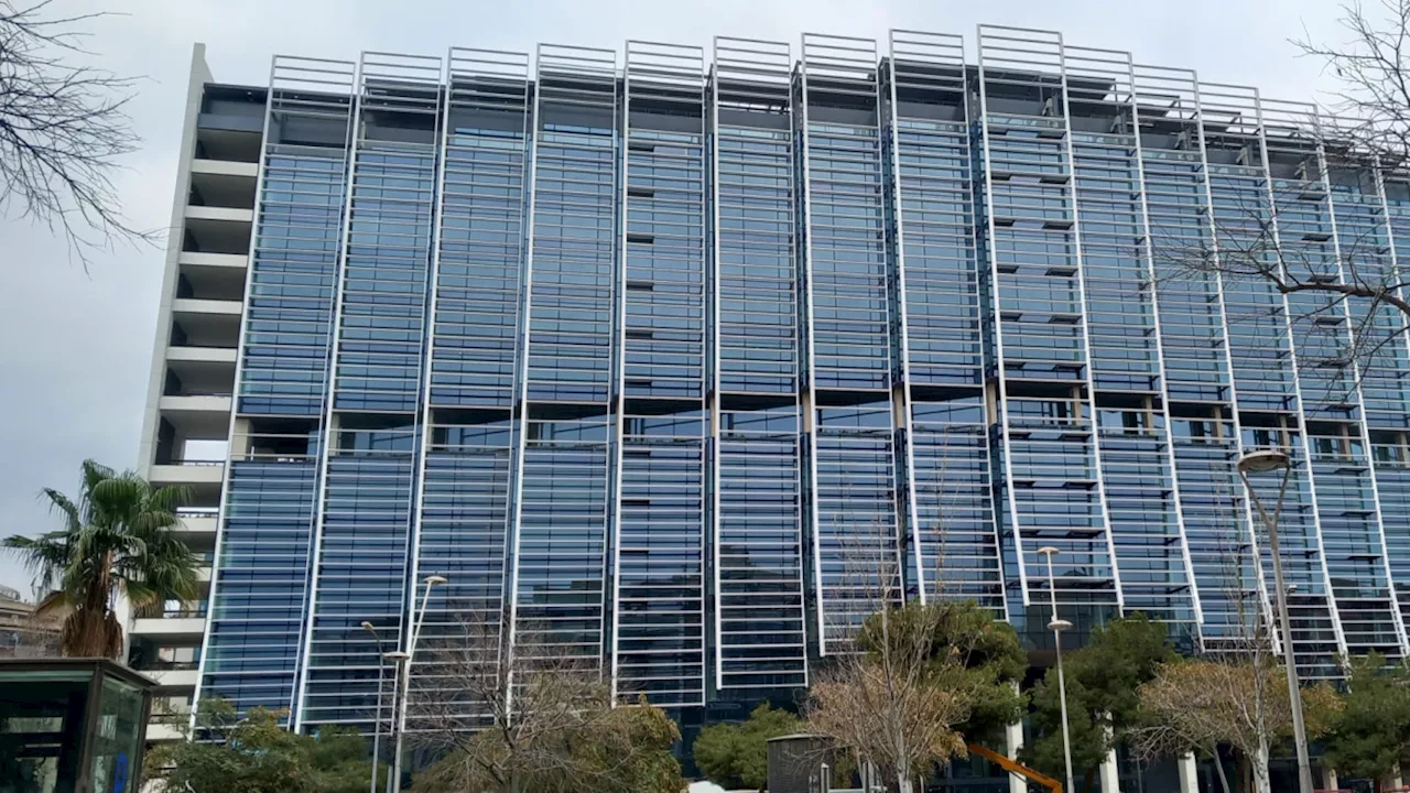 El icónico edificio Estel de Barcelona ultima su mutación, de gigantesco inmueble abandonado y saqueado a gran 'hub' farmacéutico