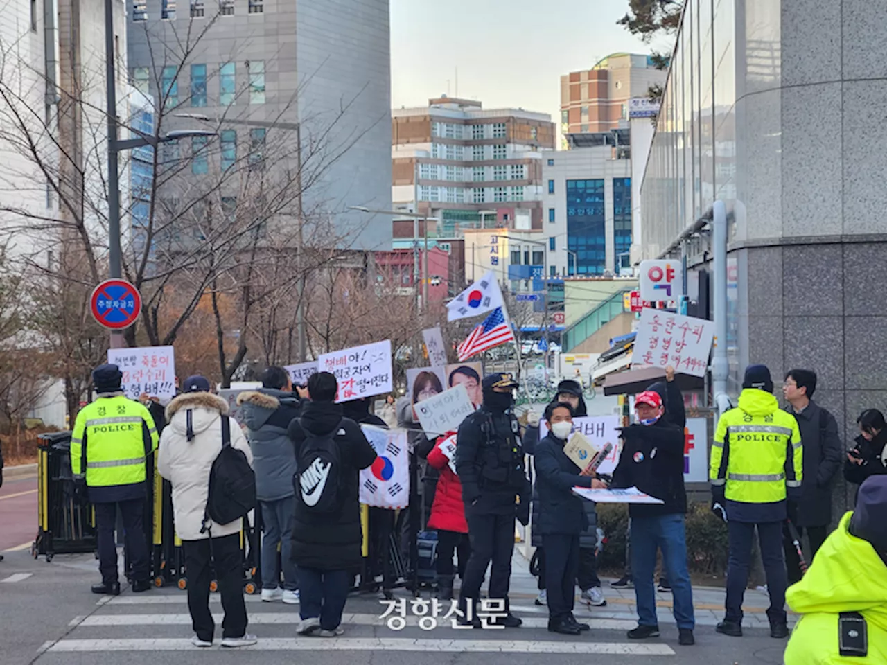 법치 송두리째 흔드는 극우…헌법재판관 집까지 찾아가 “처단하자”