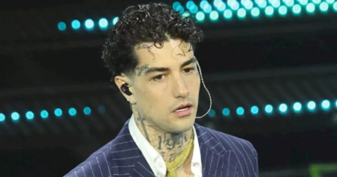 Tony Effe assente da Sanremo: il mistero della collana