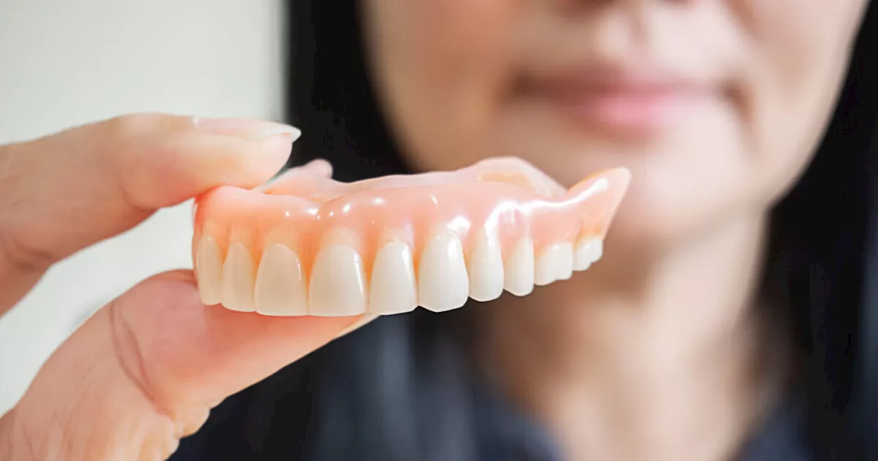 “Paralizzata e costretta i sedia a rotelle per colpa della pasta per dentiera”: 50enne ingaggia…
