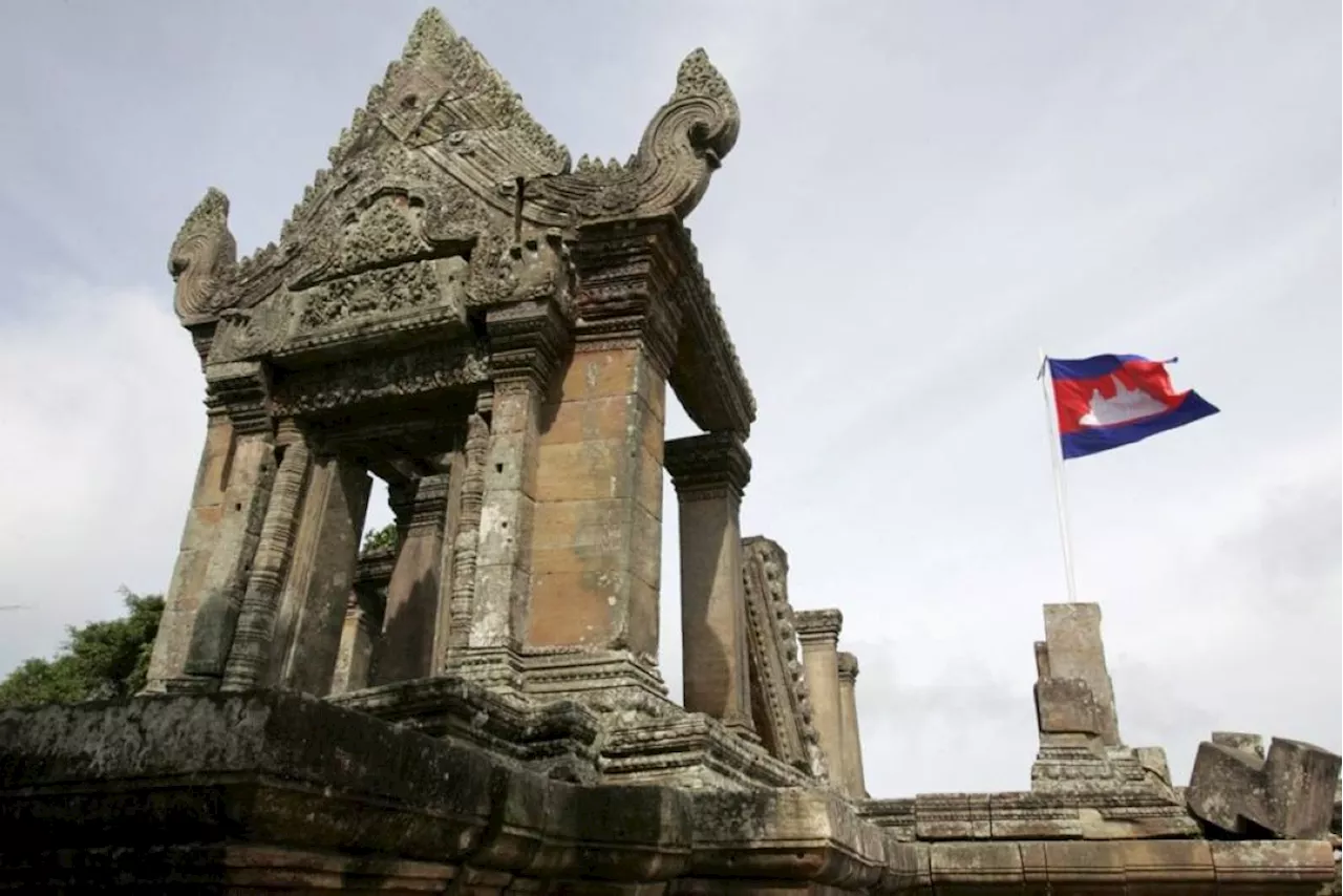 Cambodian women singing at border temple protested