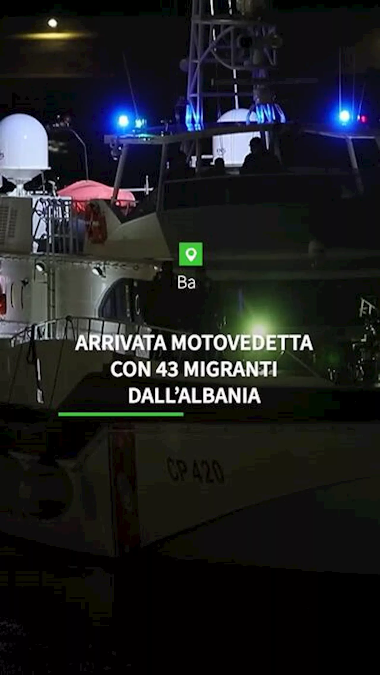 Arrivata motovedetta con 43 migranti dall'Albania