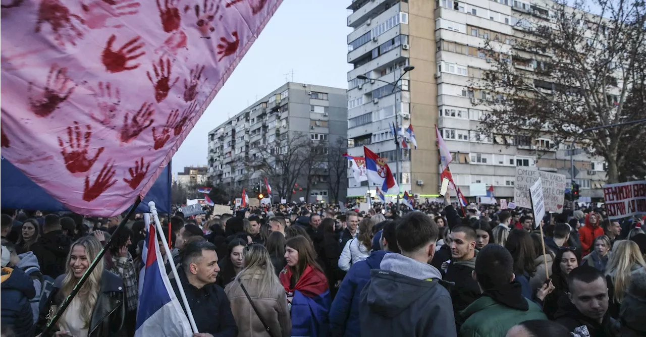 Estudantes Bloqueiam Pontes em Novi Sad em Protesto Contra Corrupção