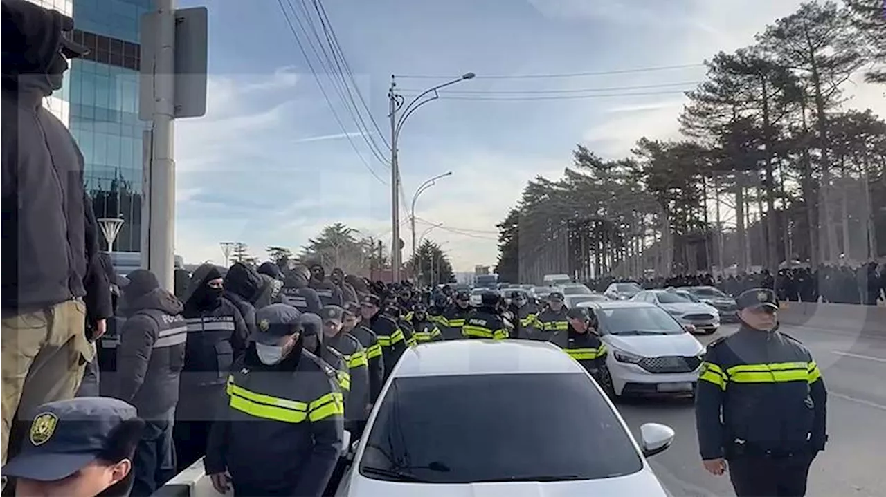 Протестующие в Тбилиси попытались перекрыть основную магистраль города