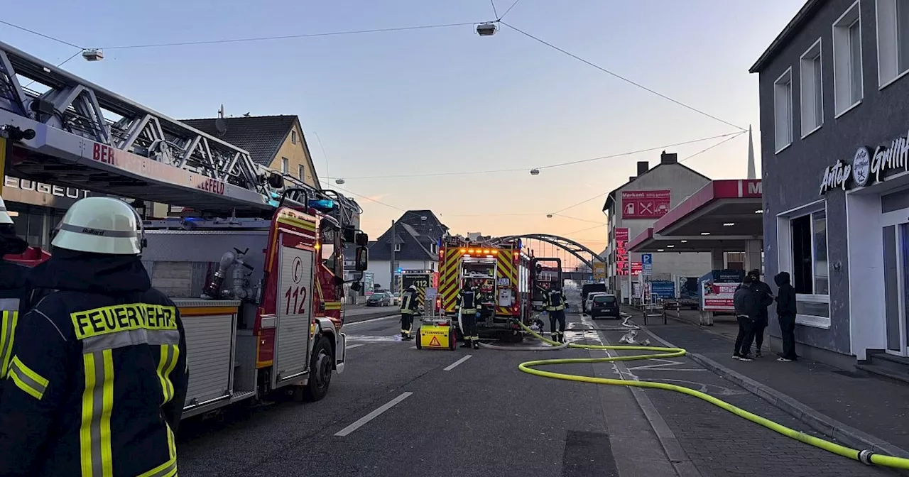 Restaurant in Bielefeld brennt aus: Feuerwehr setzt besonderes Gerät ein