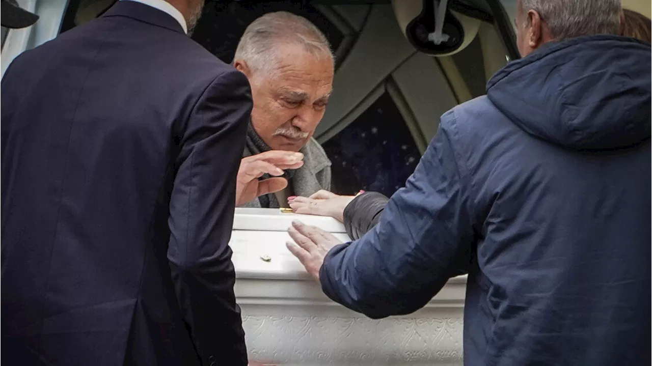 Bimba sbranata da un pitbull, i funerali celebrati a porte chiuse. 'La casa pulita prima del secondo sopralluogo'