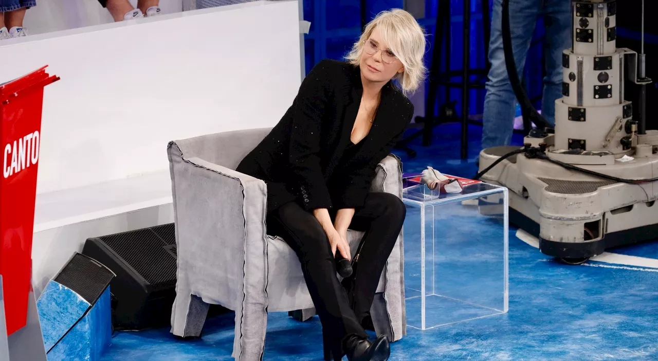 Amici, spoiler domenica 23 febbraio: Maria De Filippi si inginocchia a sorpresa. Eliminati, sfide, maglie d'or