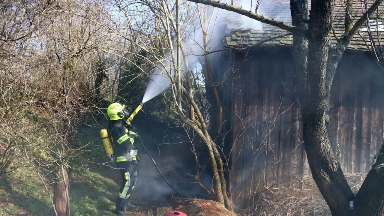 Scheunenbrand: Flammen griffen schon auf das Dach über