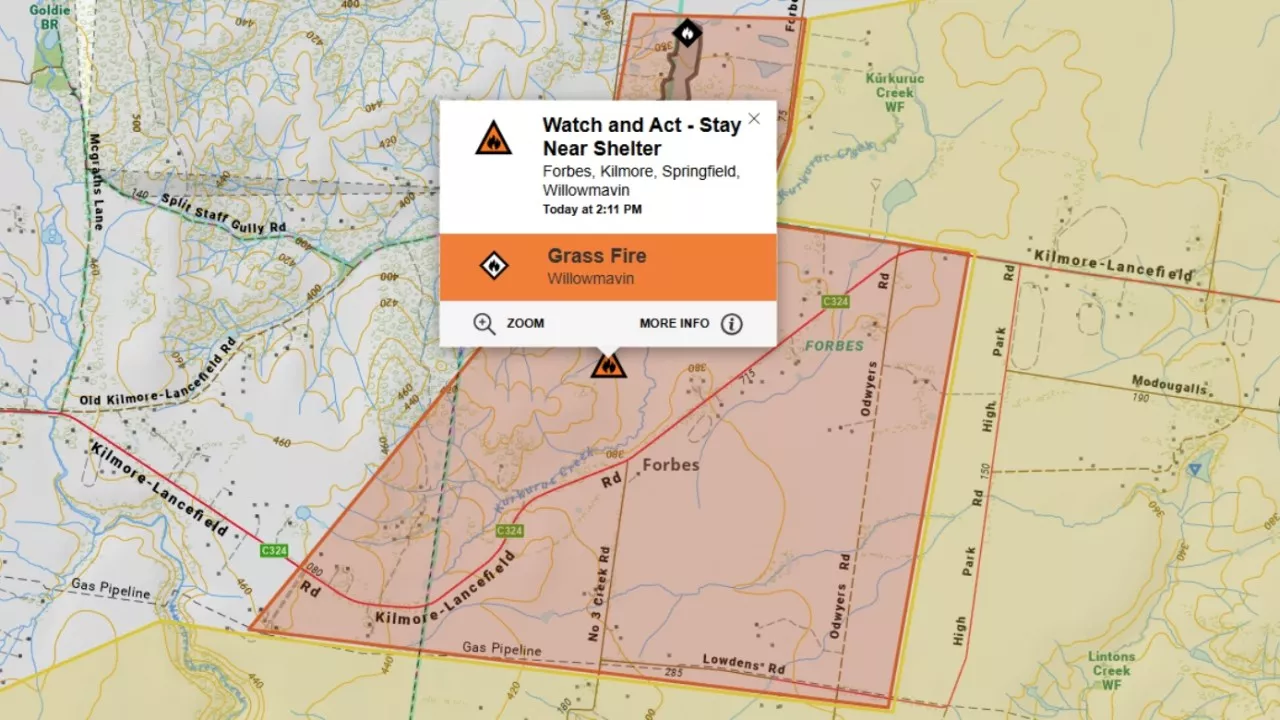 Emergency fire warning in place for residents in central Victoria as grassfire burns out of control